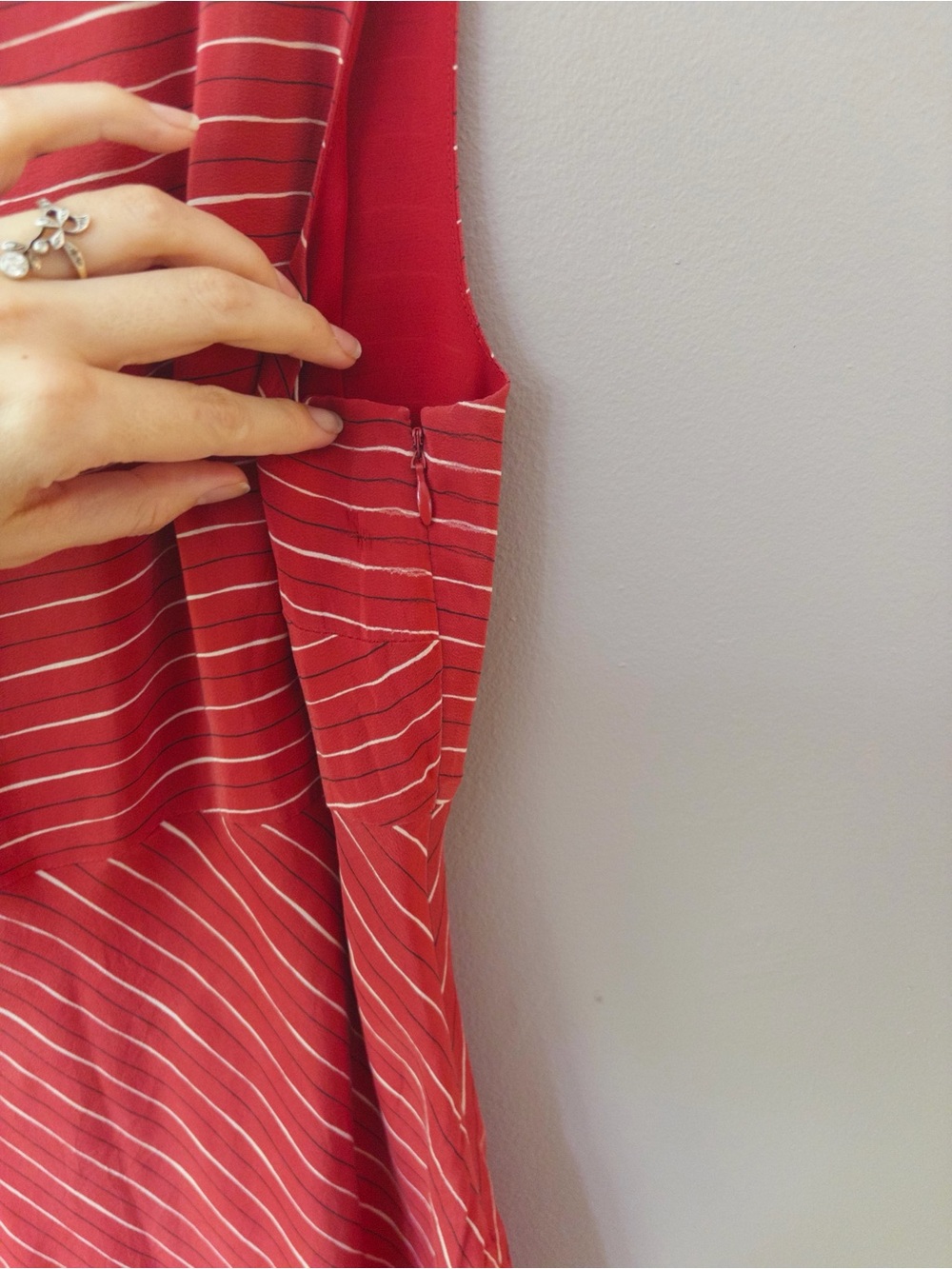 Boatneck red striped silk dress - Picture 5 of 7